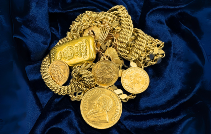 verzameling van gouden sieraden, goud baren, gouden munten