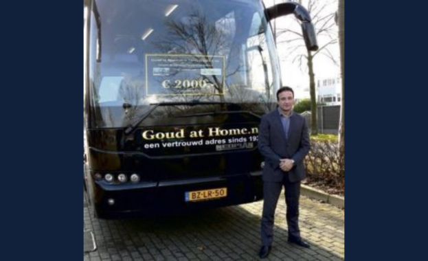 Marius Tsakonis voor een van de oude goudbussen