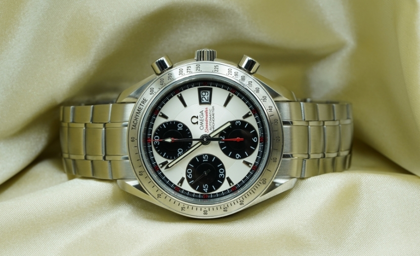 Een moderne Omega Speedmaster met een zwart-witte wijzerplaat
