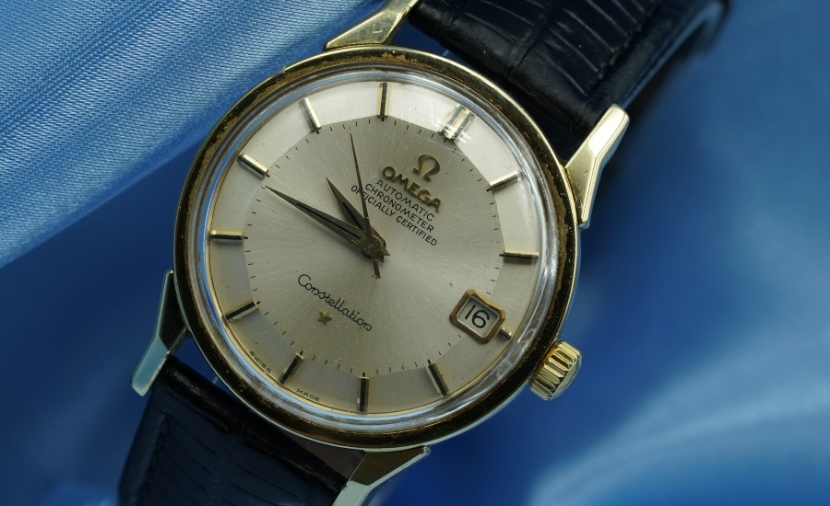 Een Omega Constallation met een Piepan wijzerplaat