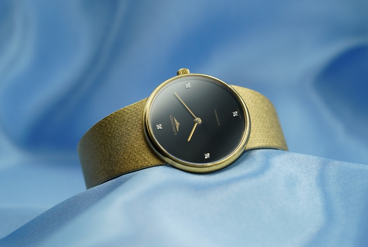 Een geelgouden Longines horloge met een onyx wijzerplaat met diamant