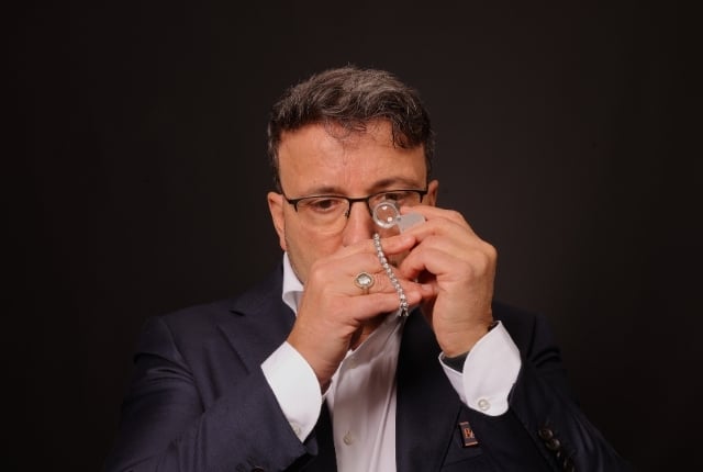 Marius onderzoekt armband