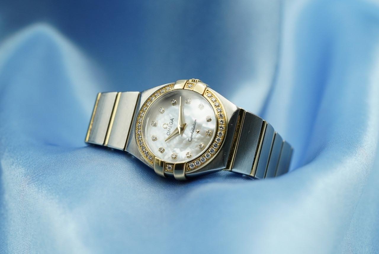 Een dameshorloge van Omega, de constallation met prachtige parelmoer wijzerplaat bezet met diamanten