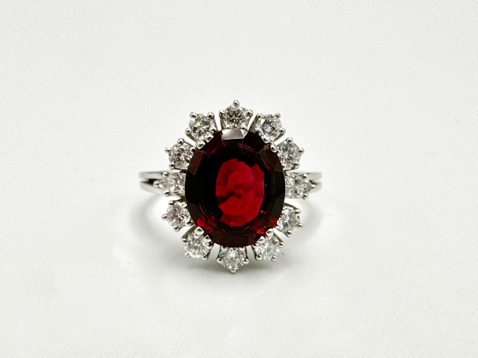 Ring met diamanten en robijn