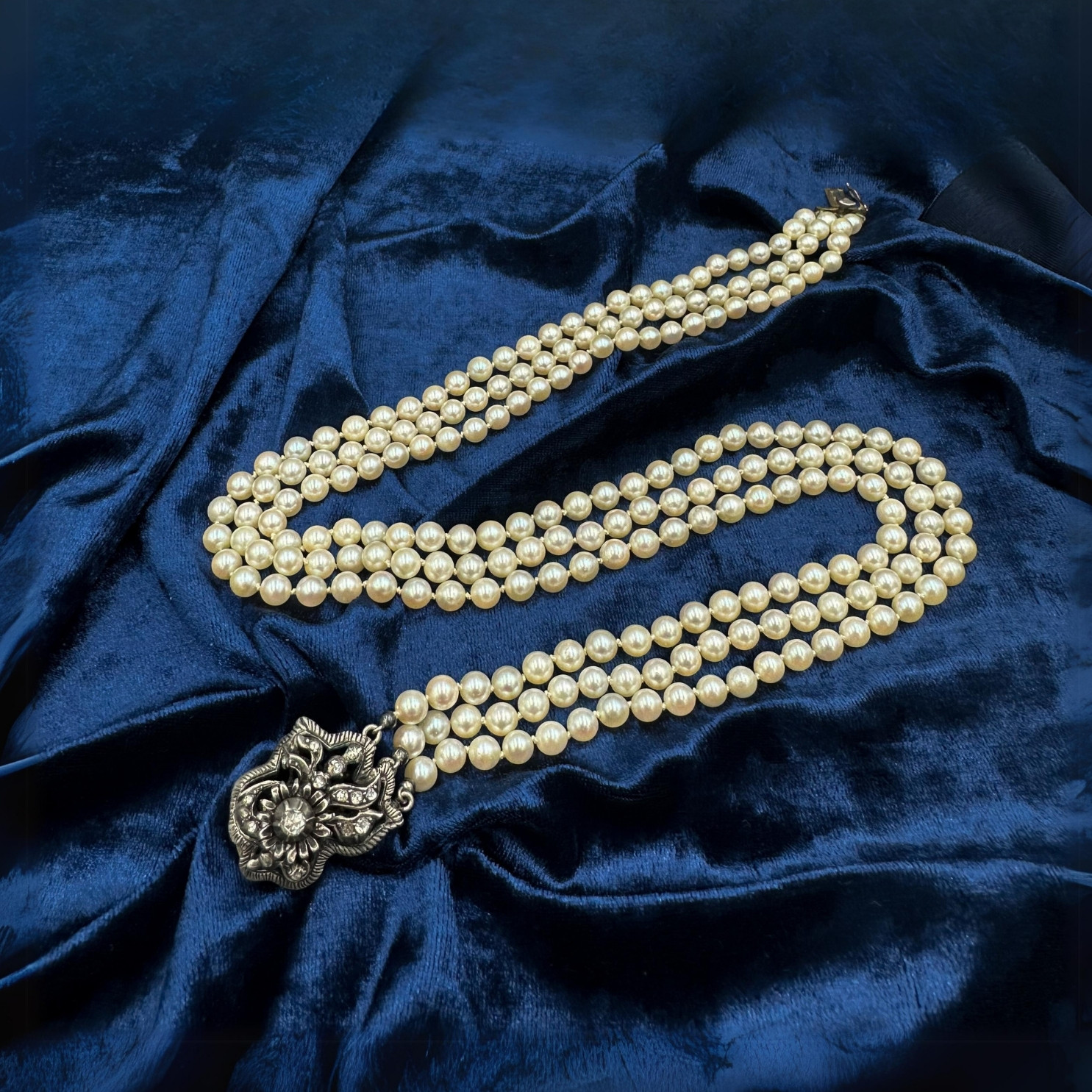 Akoya parelketting met sluiting uit goud en zilver met roosslijpsel diamanten