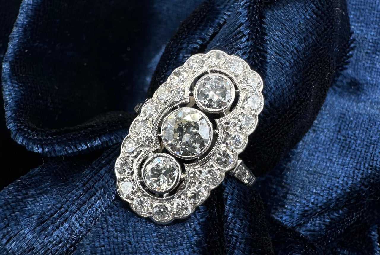 Art-déco-Ring mit großen Diamanten.