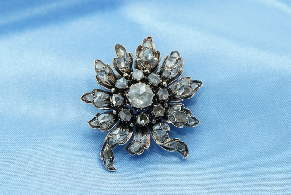 Antieke broche uit goud en zilver met roosslijpsel diamanten
