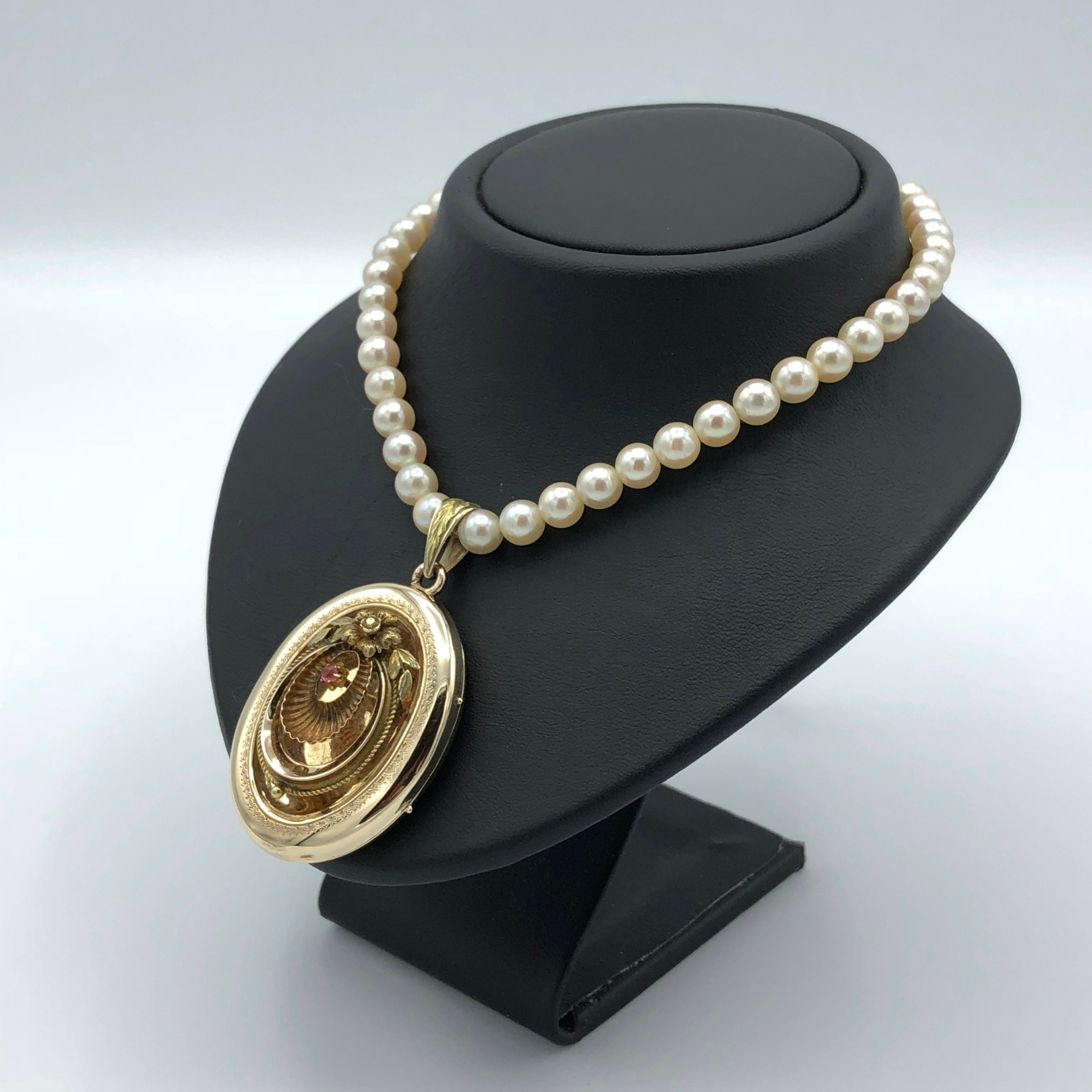 Akoya parelketting met grote gouden aanhanger