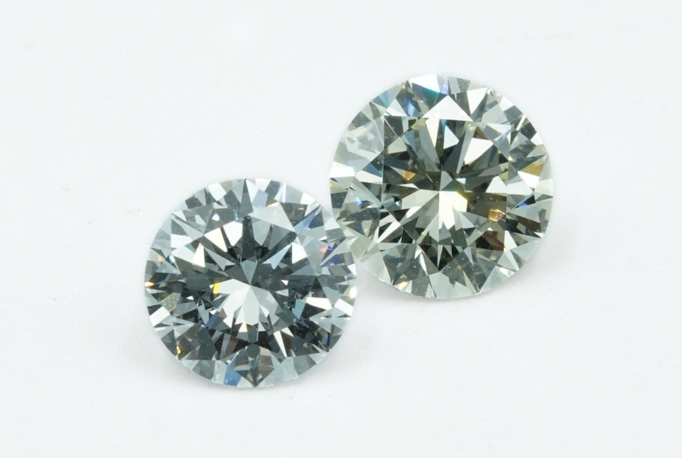 Twee diamanten in moderne briljant slijpsels