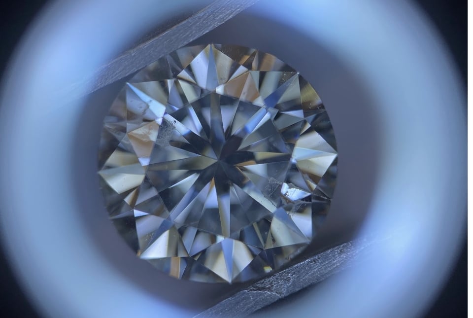 Een diamant bekeken via een loep