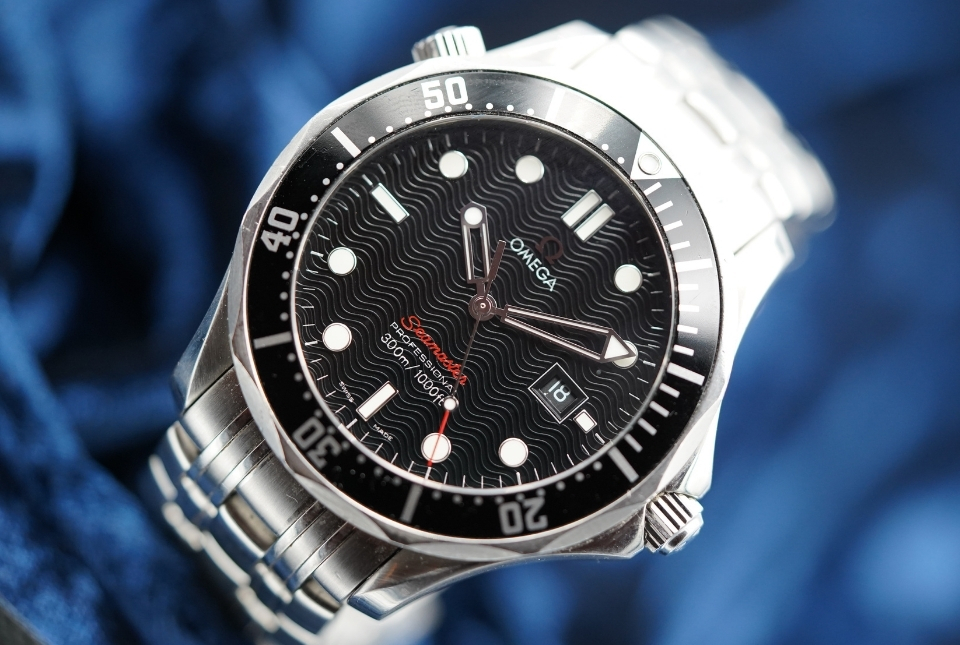 Een duikhorloge: de Omega Seamaster in staal met een zwarte wijzerplaat