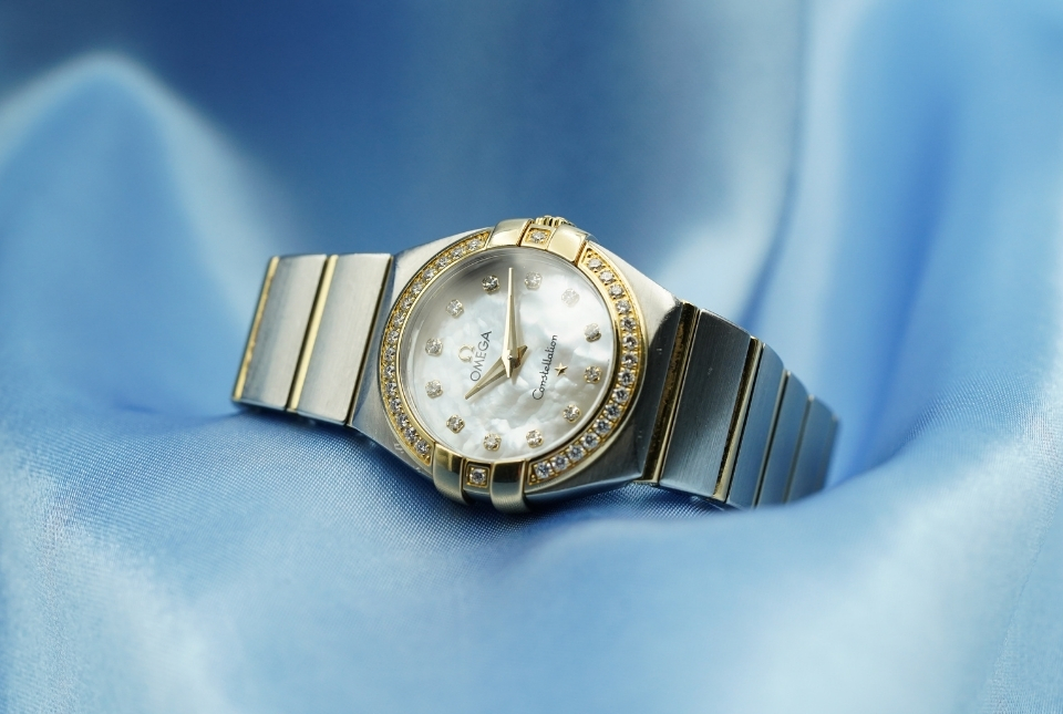 Een dameshorloge van Omega, de constallation met prachtige parelmoer wijzerplaat bezet met diamanten