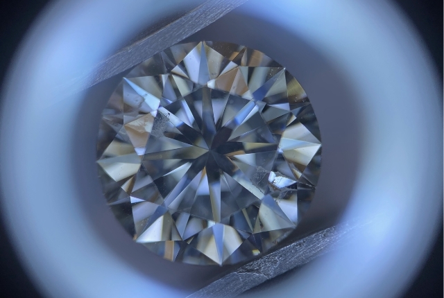 diamant onder een loep