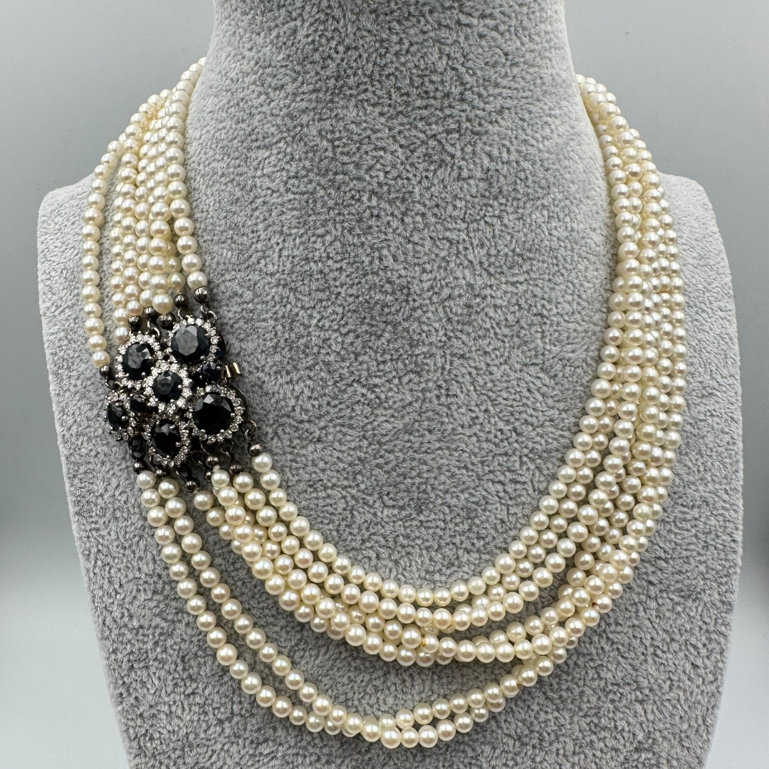 Ketting met parels en saffier diamant sluiting