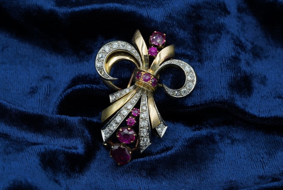 Broche met robijnen en diamanten uit geelgoud