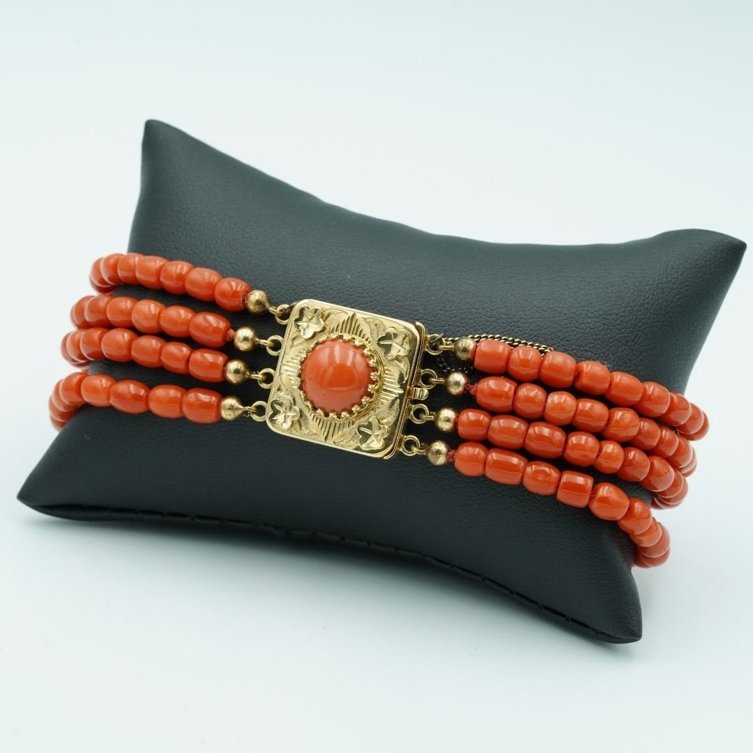 Vintage bloedkoralen armband met gouden sluiting