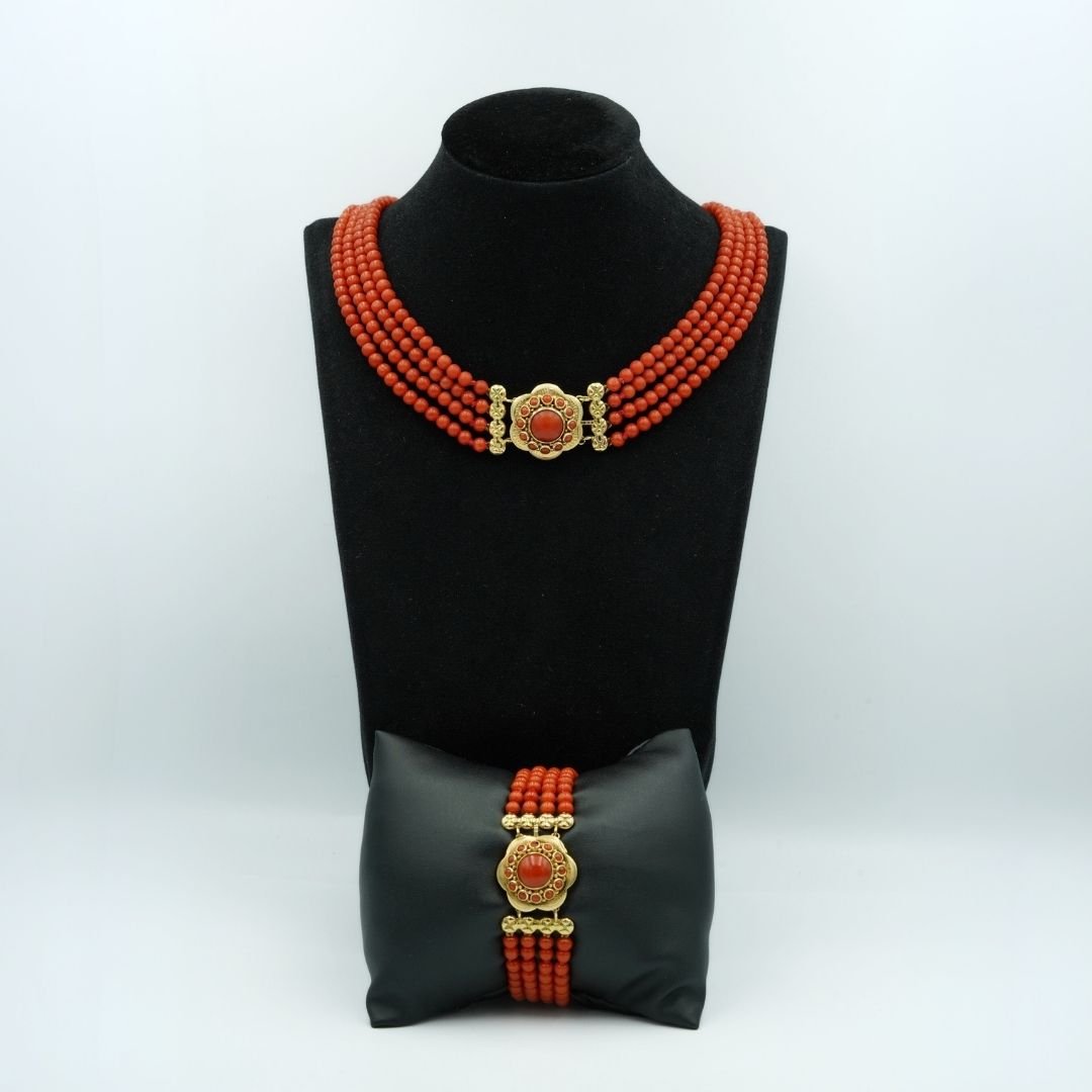 Een bloedkoralen sieraden set met gouden sluitingen
