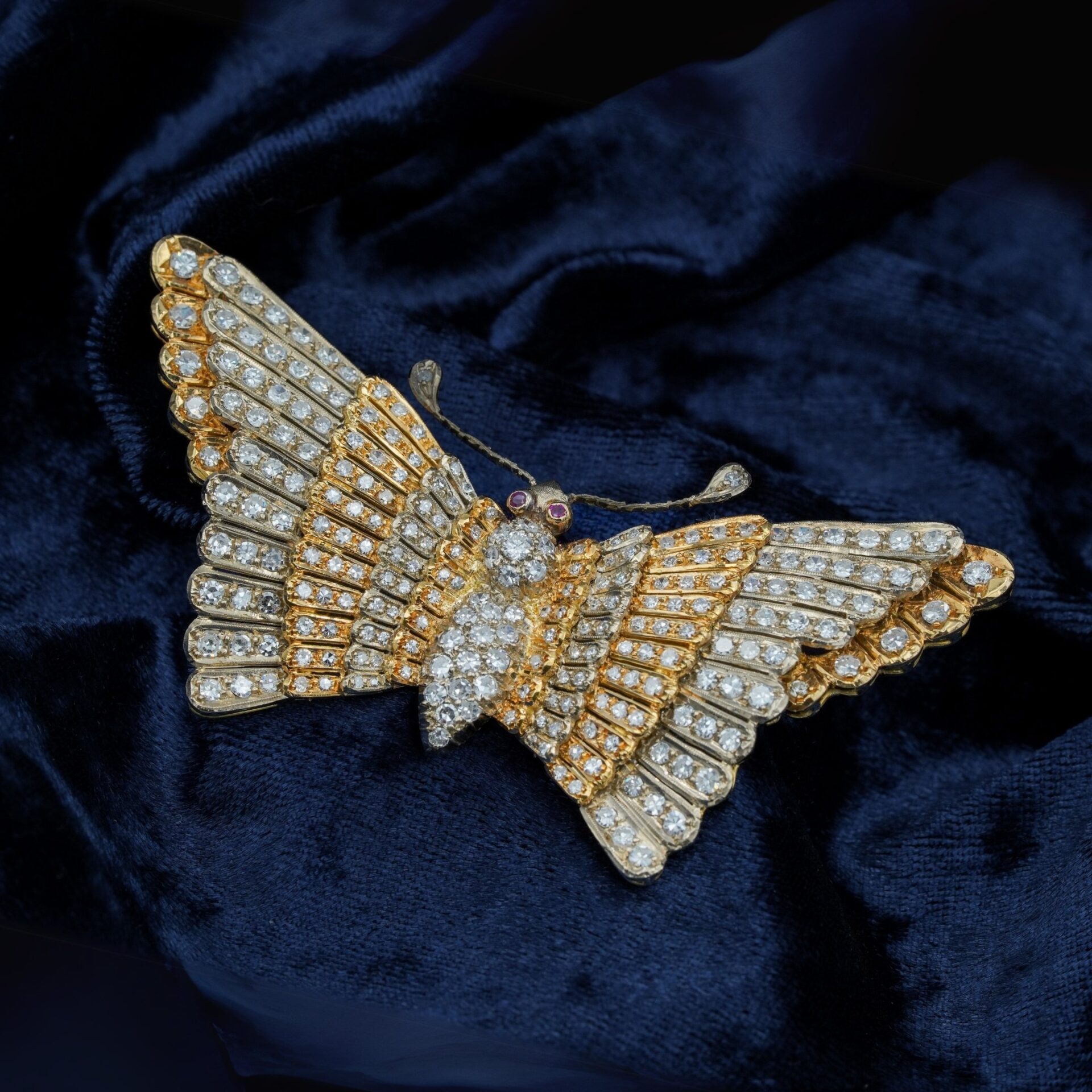 Vintage broche uit geelgoud en witgoud in de vorm van een vlinder volledig bezet met briljanten