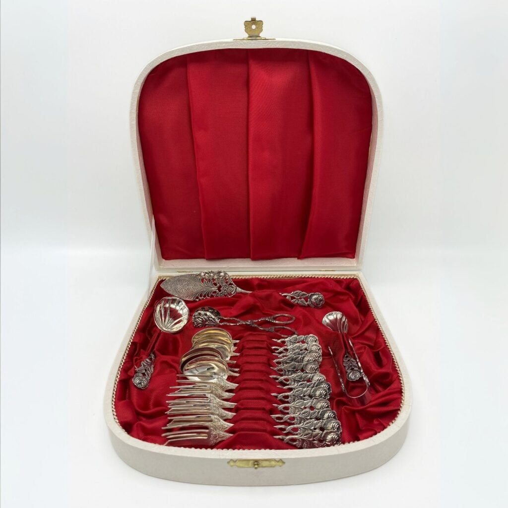 Een cassette met rood fluweel en zilveren bestek